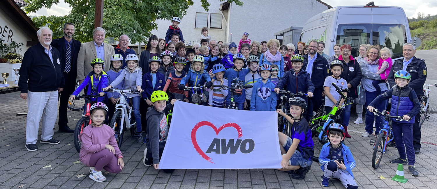 Viele Kinder mit Ihren Fahrrädern beim 40. Jubiläumsturnier der Binauer AWO