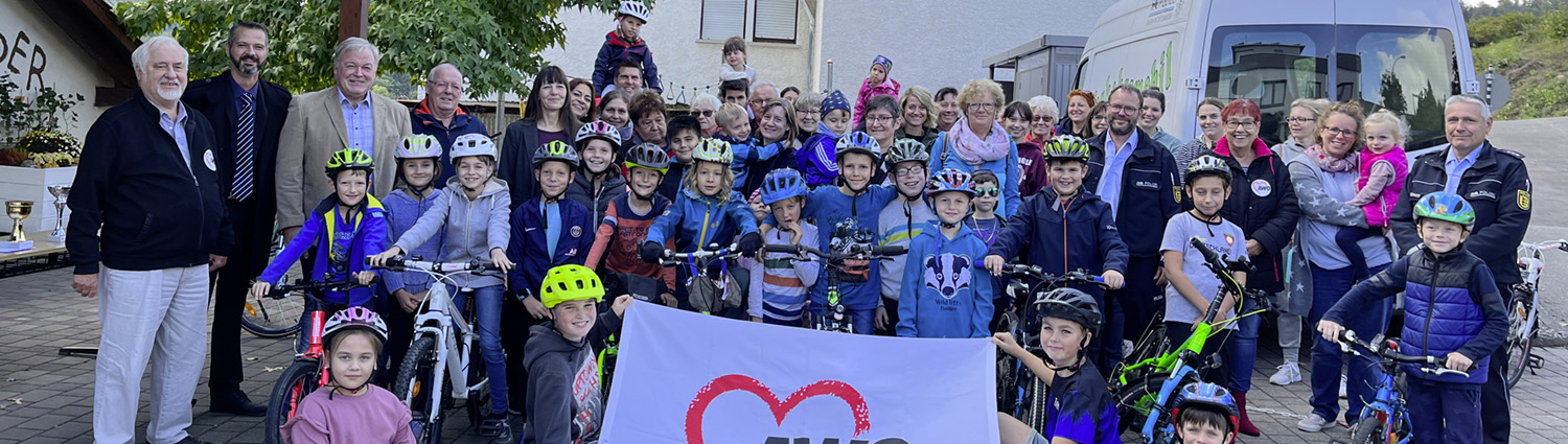 Viele Kinder mit Ihren Fahrrädern beim 40. Jubiläumsturnier der Binauer AWO