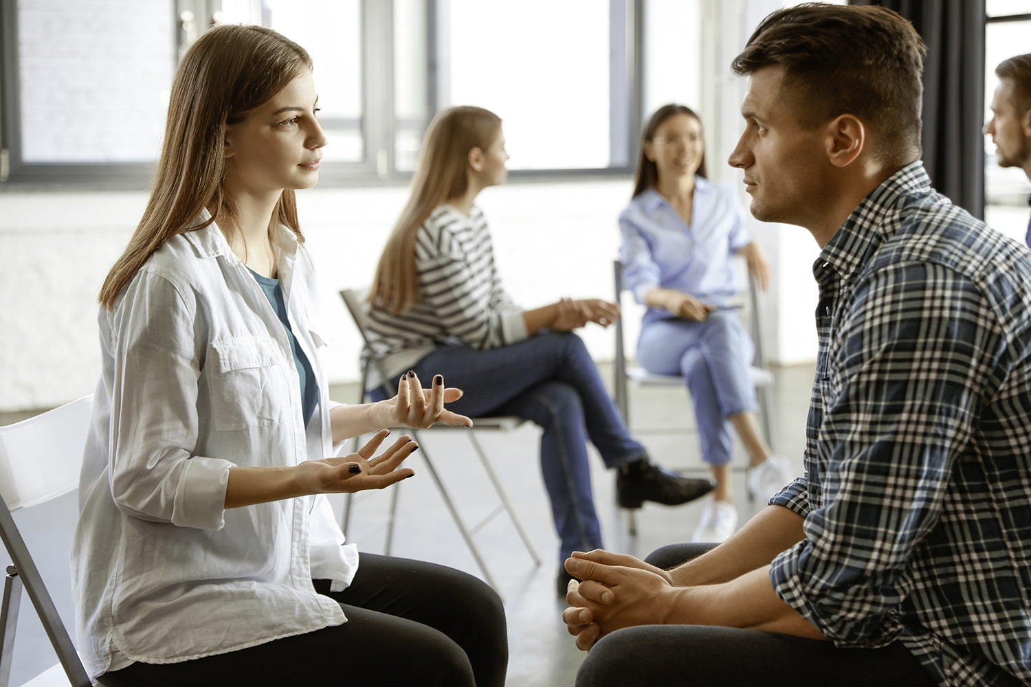 Psychologin im Gespräch mit einem Patienten