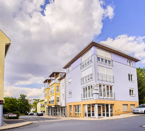 Gebäudeecke mit Glasfront