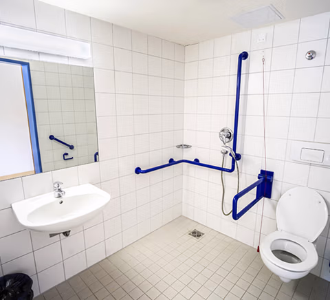 Barrierefreies Badezimmer mit Haltegriffen und WC