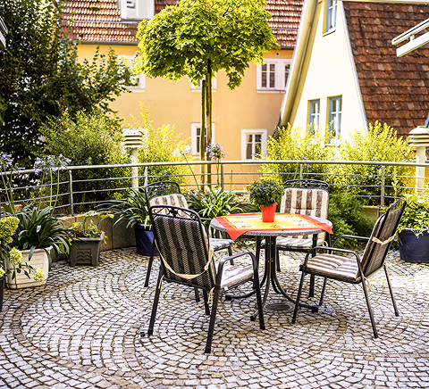 Terrasse mit Tisch und Stühlen