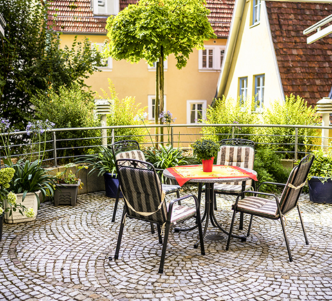 Terrasse mit Tisch und Stühlen