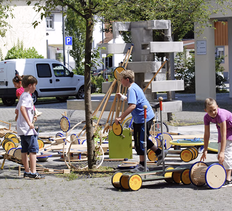 Spielbereich im Freien mit Holzfahrzeugen