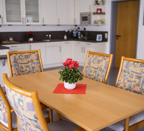 Tisch mit Blumen in Gemeinschaftsraum