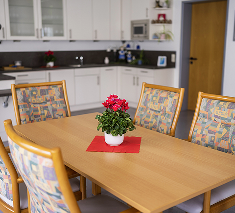 Tisch mit Blumen in Gemeinschaftsraum