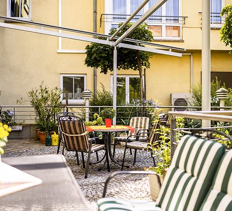 Innenhof mit Sitzmöglichkeiten