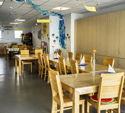 Speiseraum mit Tischen