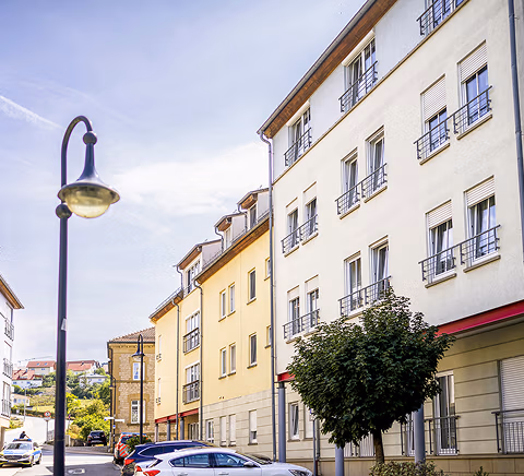 Straßenansicht mit Gebäuden