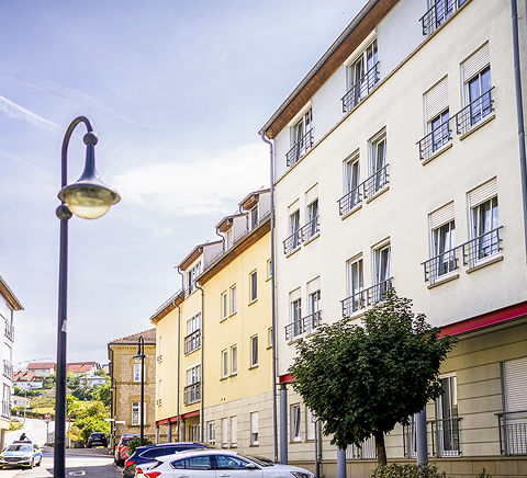 Straßenansicht mit Gebäuden