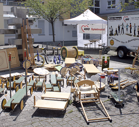Außenbereich mit aufgestellten Stühlen und Spielmaterial