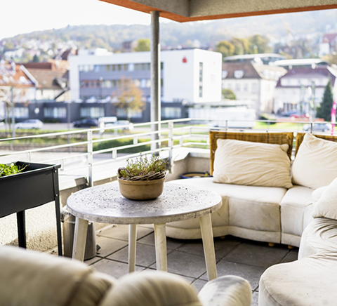 Balkon mit Sitzmöbeln