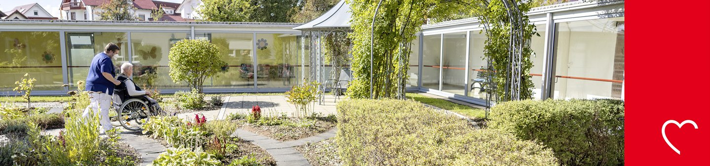 Gebäudekomplex mit Grünfläche und Wegen