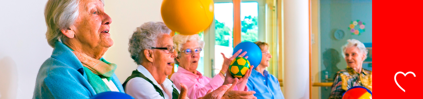 Seniorinnen spielen mit Bällen