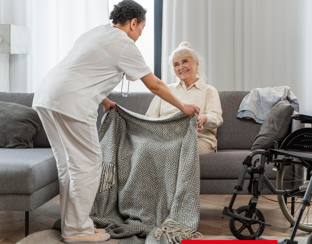 Pflegekraft deckt Seniorin mit einer Decke zu
