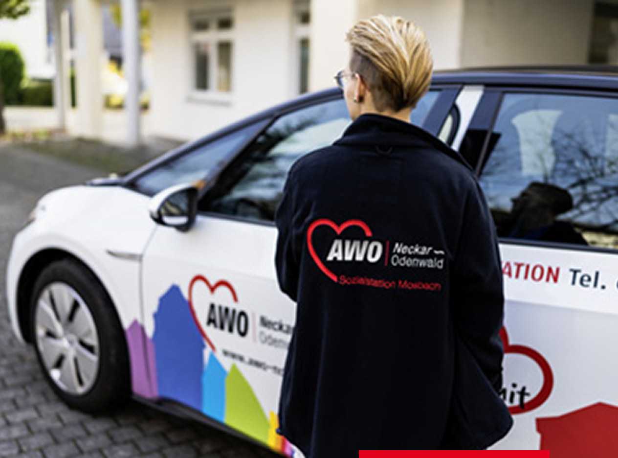Mitarbeiterin steigt in ein AWO-Auto ein