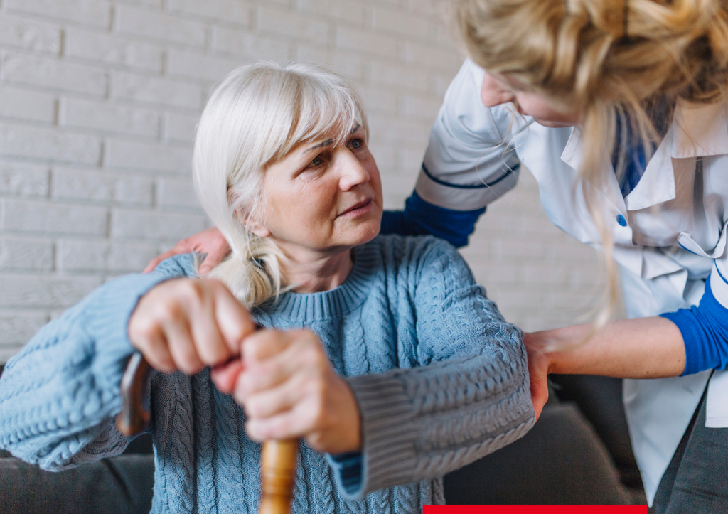 Pflegekraft unterstützt ältere Frau